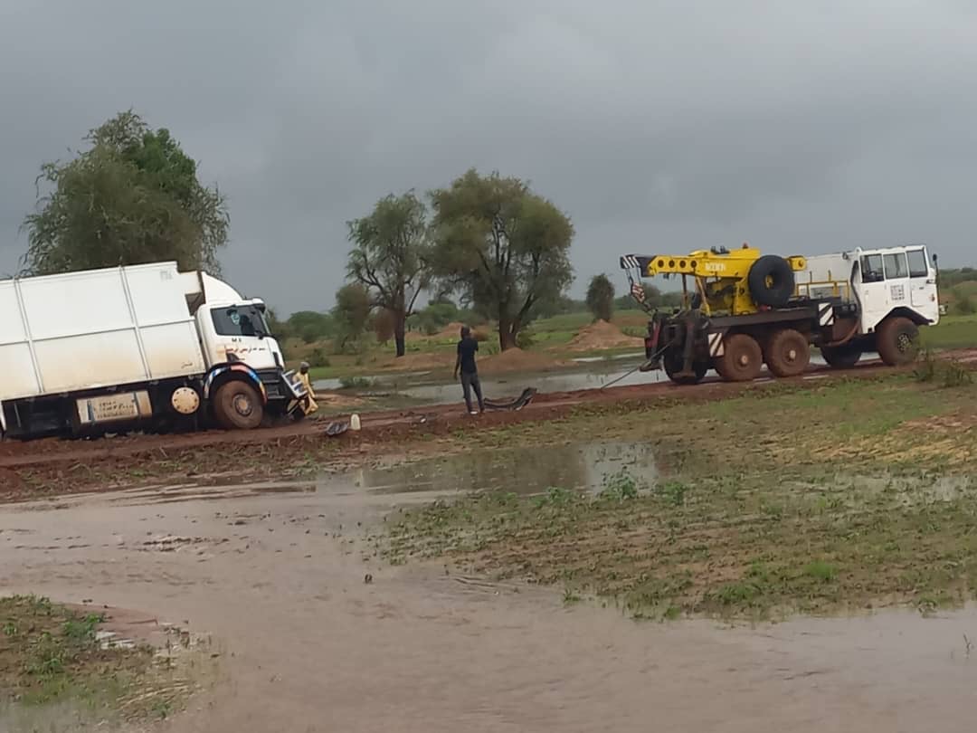 Sortie autoroute à péage (Rond point Keur Balla) - Résidence Nianing 2- l'hôtel Riu : la piste construite par Loum Diagne a cédé sous le poids des eaux.