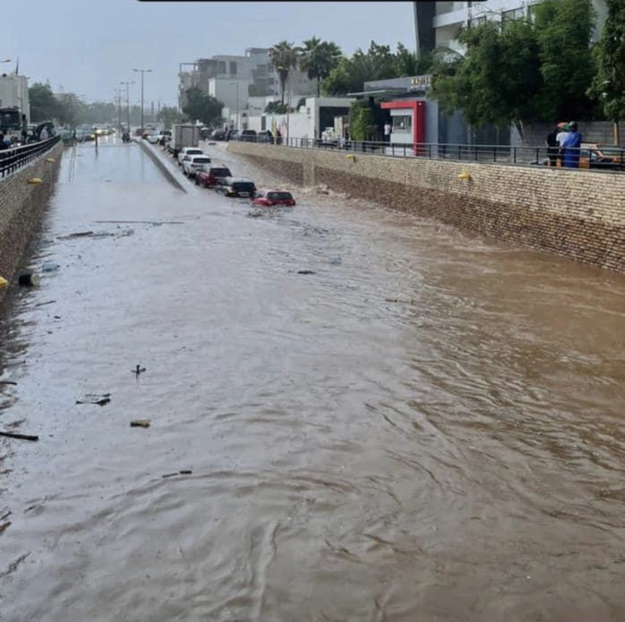 Fortes pluies à Dakar : Le tunnel sur la corniche Ouest submergé, des véhicules coincés dans les eaux !
