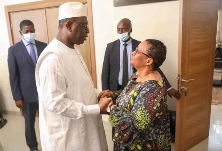 Mali : Macky Sall s'est recueilli sur la tombe de IBK.