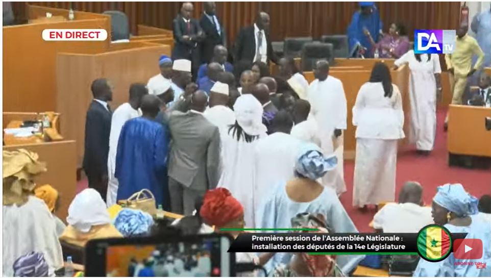 Assemblée Nationale : les députés se crêpent déjà les chignons au moment de la distribution des enveloppes devant servir au vote