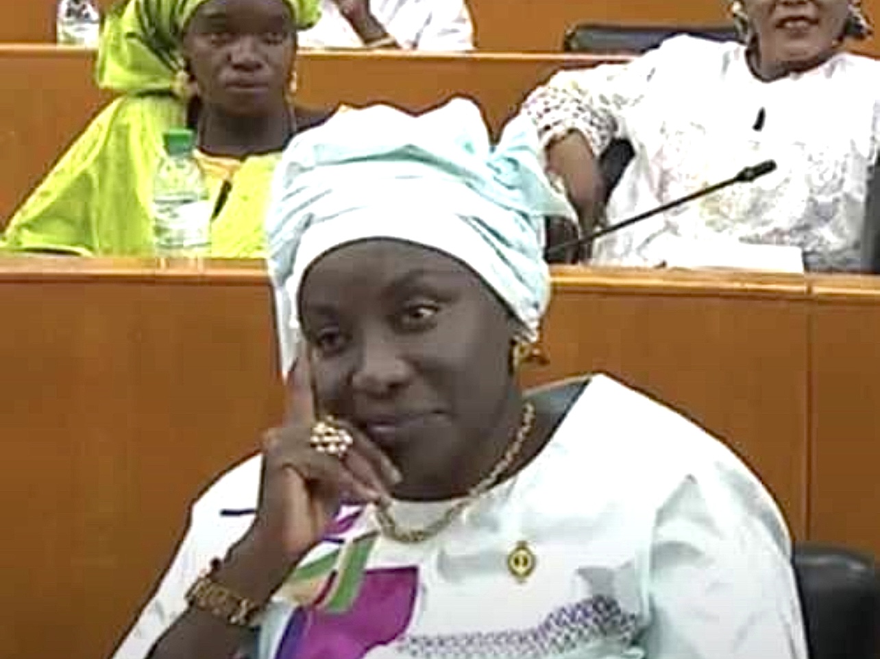 Exclusif Dakaractu - Coup de tonnerre à  Assemblée nationale : Mimi Touré rentre chez elle et refuse de voter pour le candidat de Macky Sall.