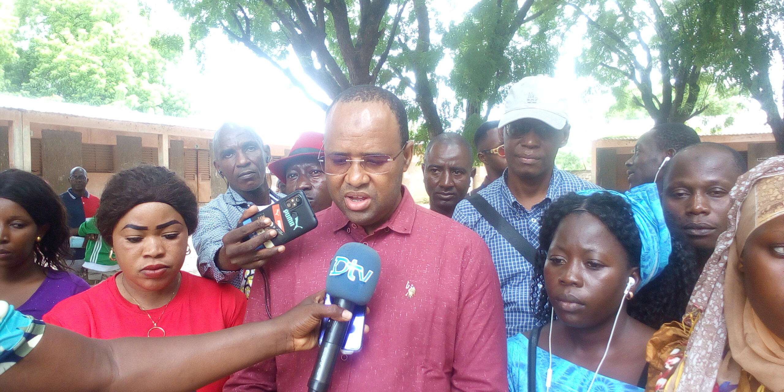 KOLDA : Abdoulaye Bibi Baldé (DG/Poste) félicite Amadou Mame Diop, le nouveau président de l'Assemblée nationale...