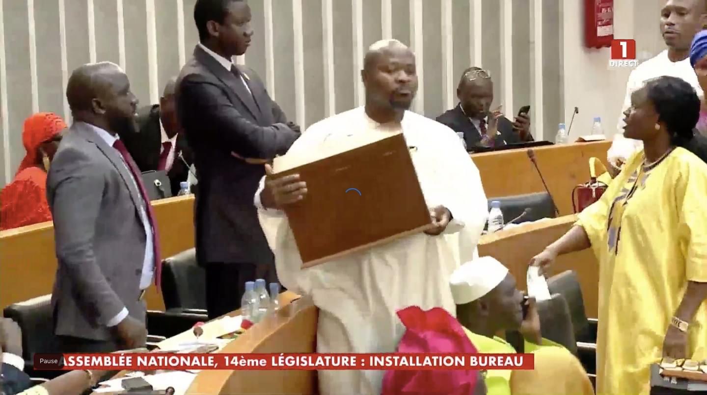 Assemblée Nationale : Guy Marius Sagna confisque l’urne contre le vote par procuration de la députée Aminata Touré.