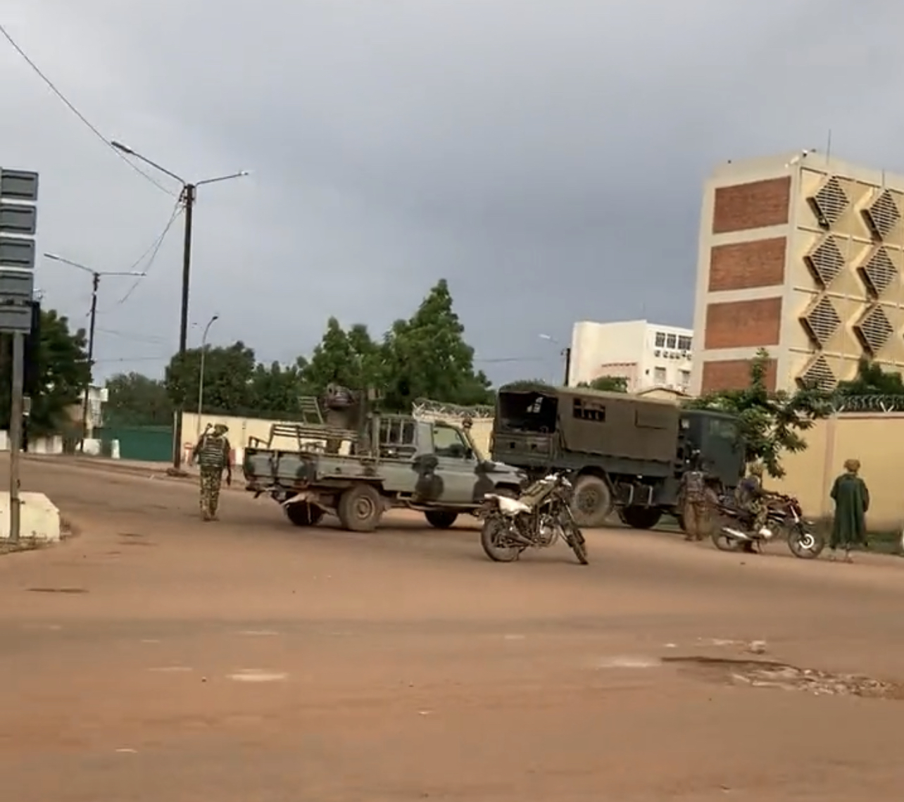 Burkina Faso : Des tirs entendus près de la présidence, le centre-ville de Ouagadougou bouclé par des militaires.