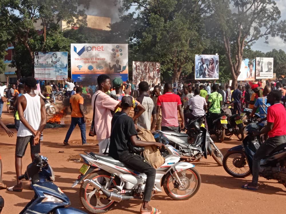 Burkina Faso / Suite et pas fin d'un coup d'État : des jeunes de Bobo-Dioulasso exigent le départ de l'ancien chef d'État…