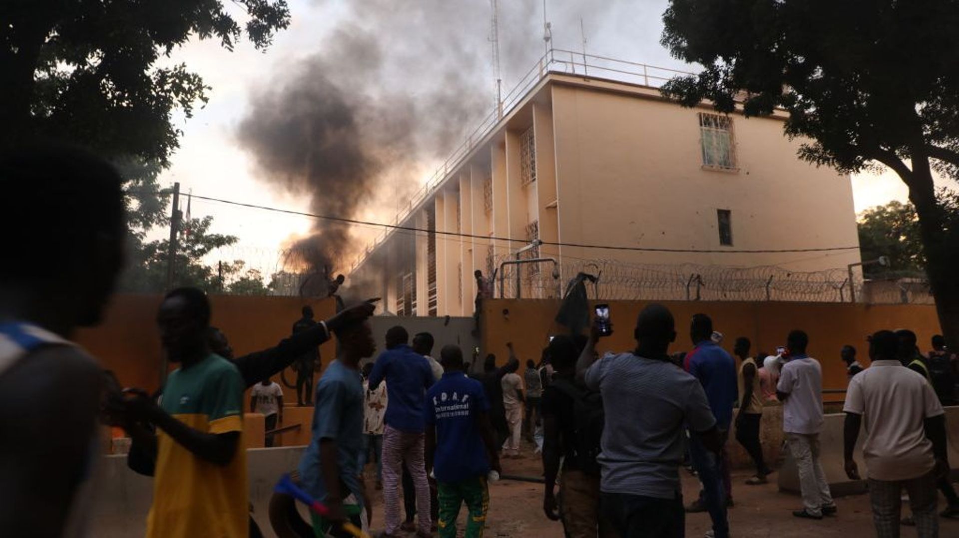 Burkina: tension toujours vive, la France prise à partie.
