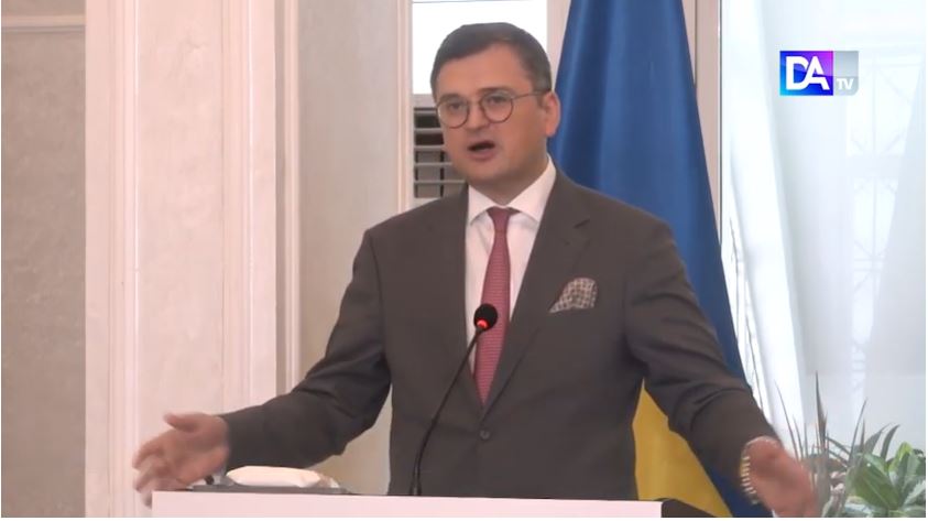 Frappes massives de missiles à travers l'Ukraine : le Ministre des Affaires étrangères Dmytro Kuleba interrompt sa tournée africaine et exhorte le continent à ne pas rester neutre