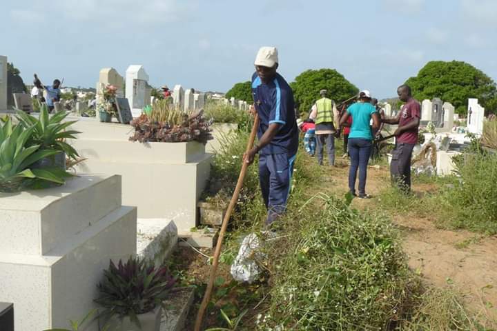 Fête des morts : la communauté chrétienne nettoie les tombes de Saint Lazare.