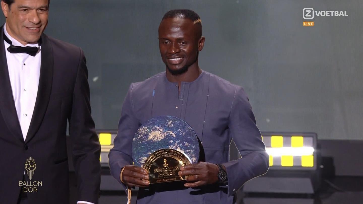 Ballon d’or 2022 : Sadio Mané remporte le premier prix Socrates de l'histoire…