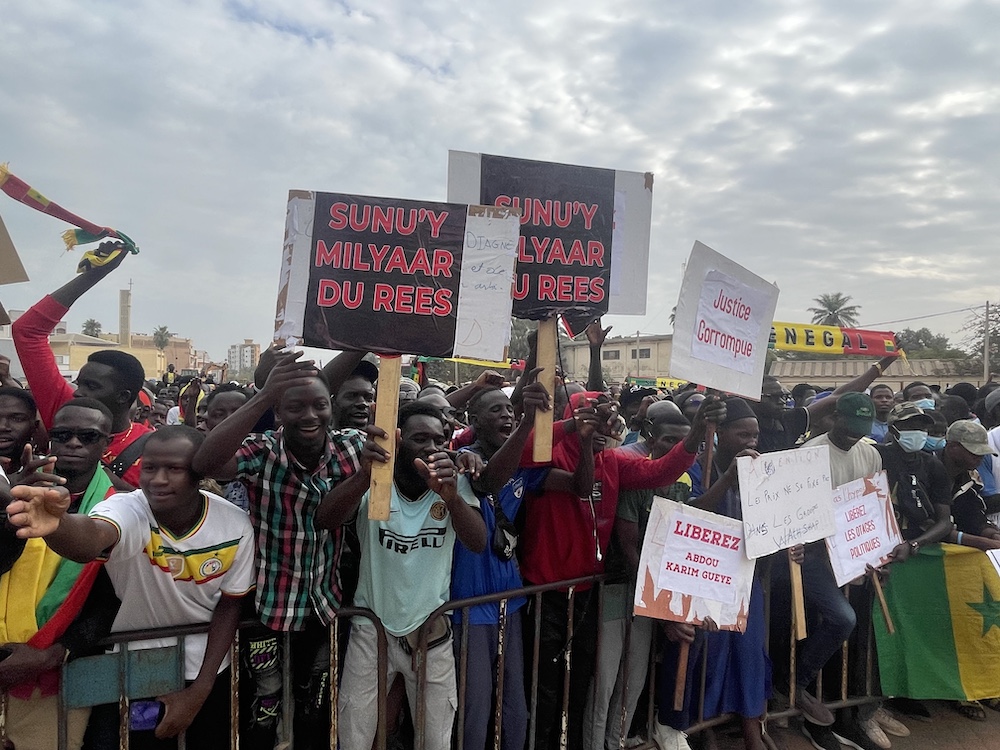 Place de la nation : « SUNUY MILLIAAR DU RÉES»,  Les premières images de la mobilisation de la société civile pour exiger la justice sur la gestion des fonds Covid-19
