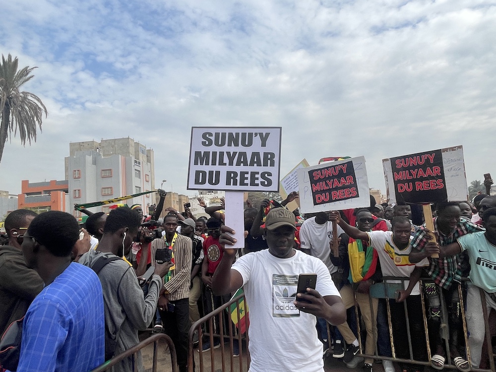 Place de la nation : « SUNUY MILLIAAR DU RÉES»,  Les premières images de la mobilisation de la société civile pour exiger la justice sur la gestion des fonds Covid-19