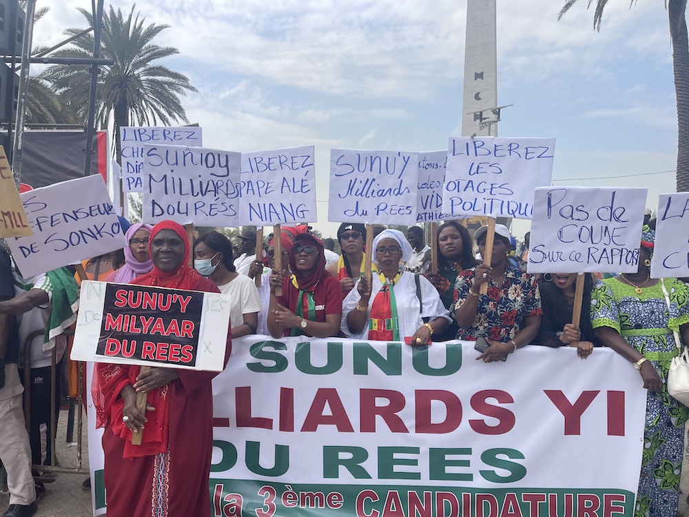 Place de la nation : « SUNUY MILLIAAR DU RÉES»,  Les premières images de la mobilisation de la société civile pour exiger la justice sur la gestion des fonds Covid-19