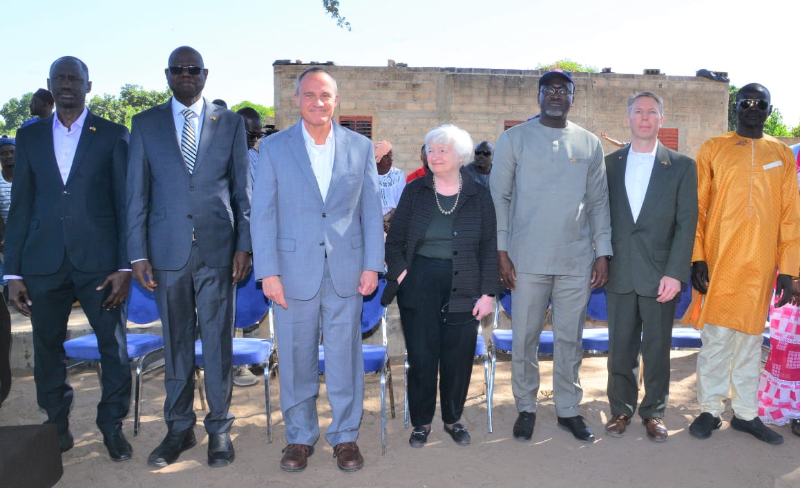 Travaux d'électrification à Keur Babacar Mbaye (Fandène) avec le Dg de la Senelec, Papa Mademba Bitèye et madame Janet L. Yellen, Secrétaire au Trésor des USA (Images)