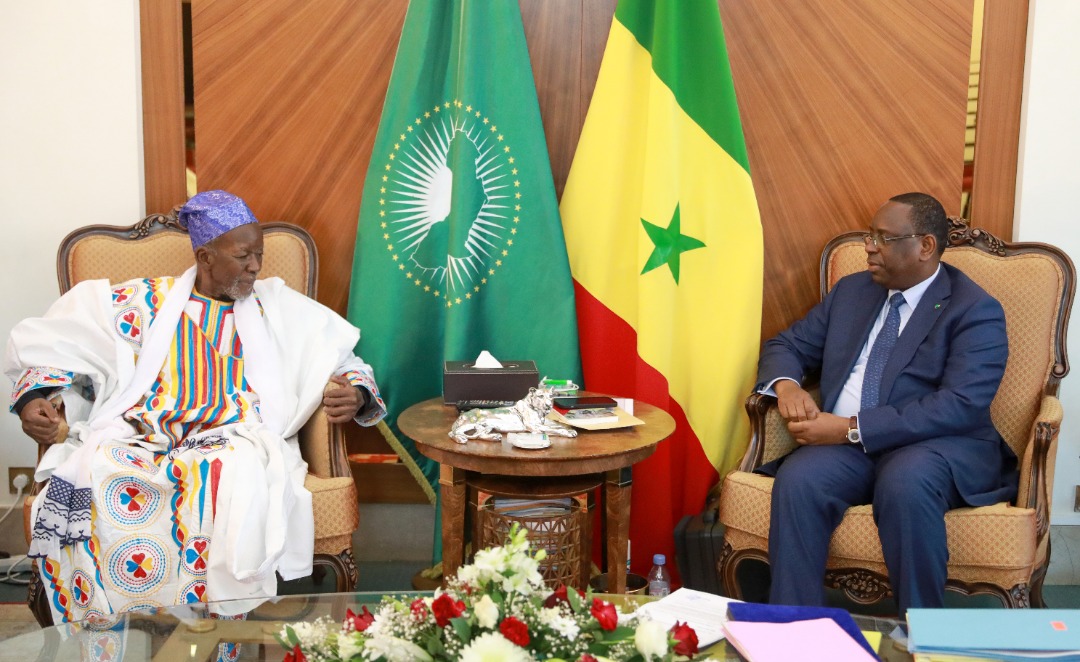 Palais : Le président Macky Sall reçoit le khalife de Médina Baye et son ministre en charge des grands travaux, Baye Ciss et prend en charge le financement de l'esplanade et...