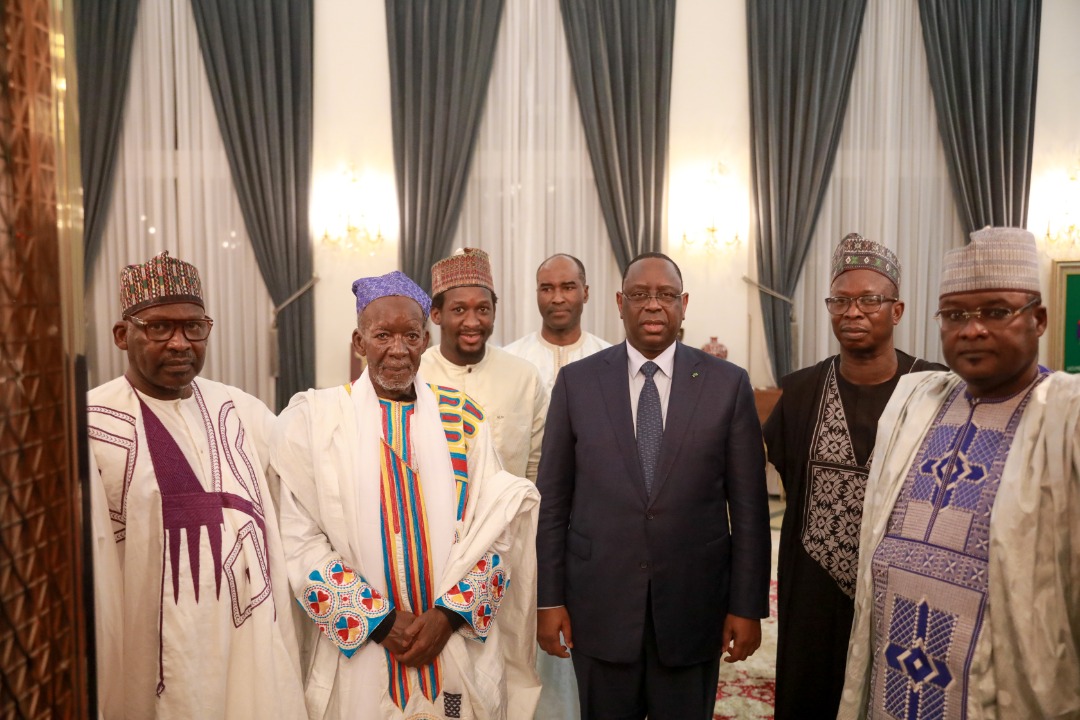 Palais : Le président Macky Sall reçoit le khalife de Médina Baye et son ministre en charge des grands travaux, Baye Ciss et prend en charge le financement de l'esplanade et...