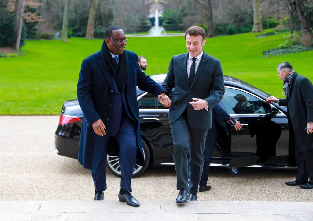 [ IMAGES ] Élysée : Le président Macky Sall en toute complicité avec le Président Emanuel Macron...