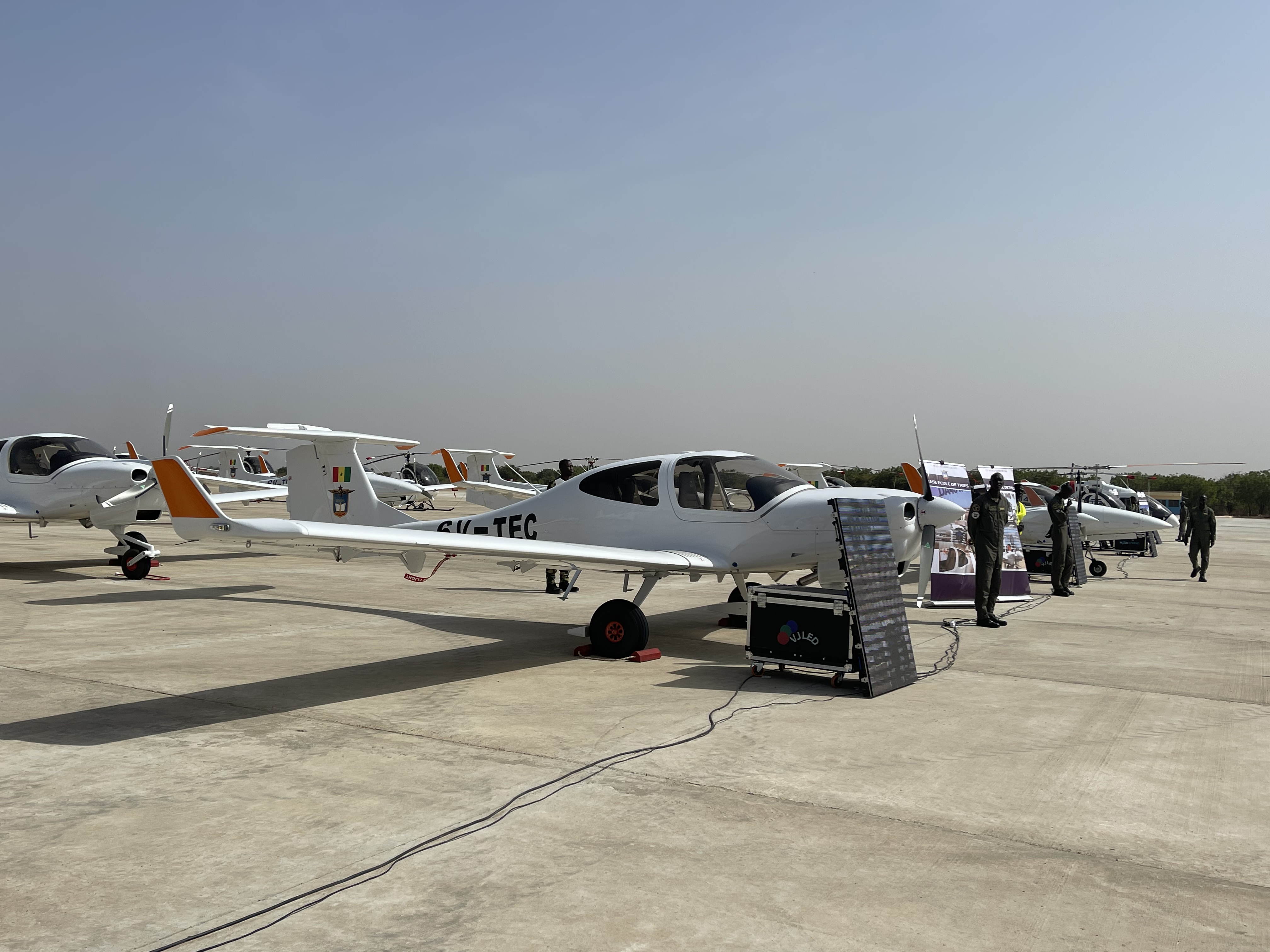 [ IMAGES ] Base militaire de Thiès : Macky Sall en visite au chantier de l’académie internationale des métiers de l’aviation et dans les 8 camps…