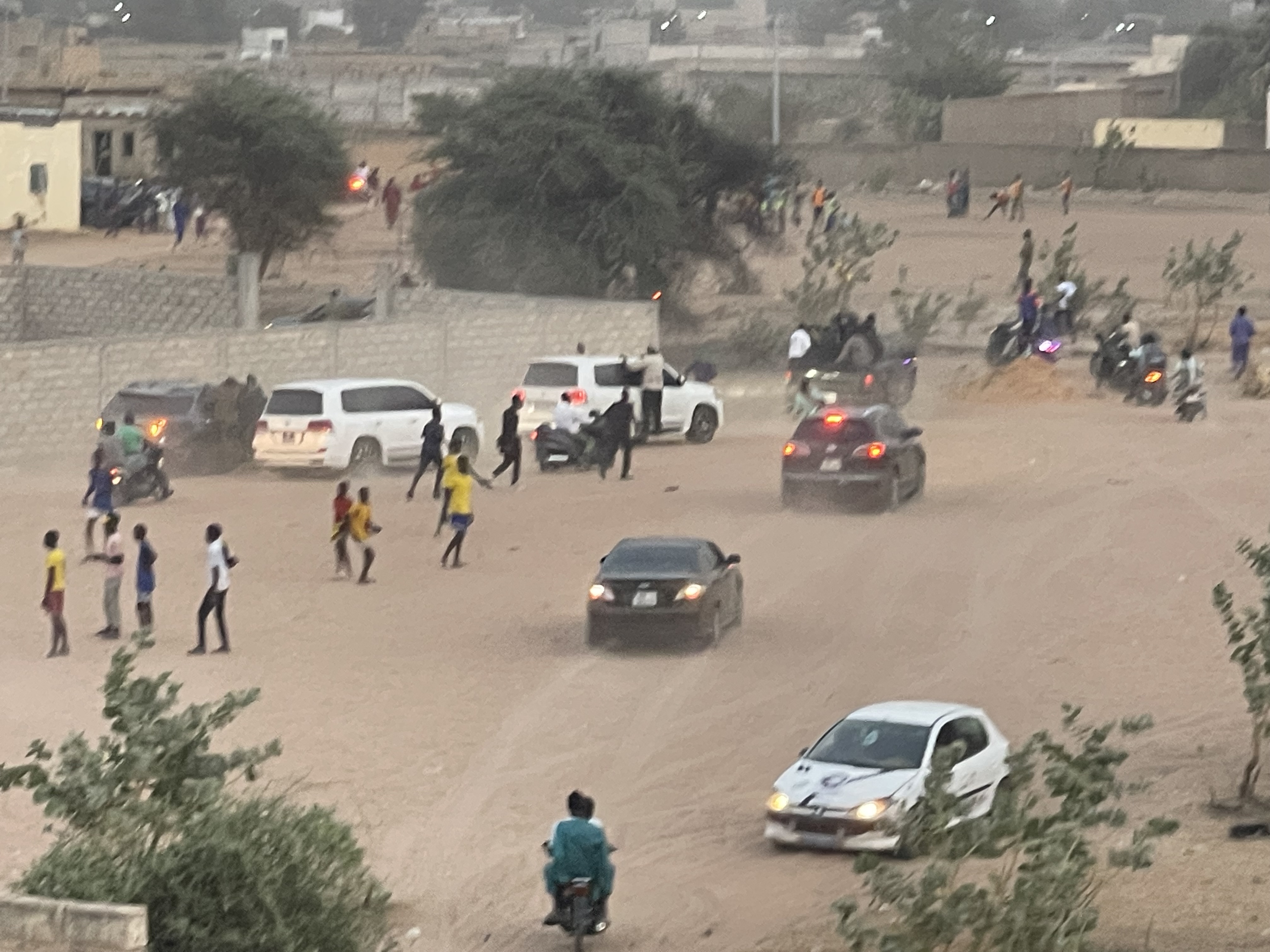 IMAGES / MBACKÉ - Pour rejoindre ses militants, Sonko emprunte les routes détournées et sablonneuses du quartier Héliport 