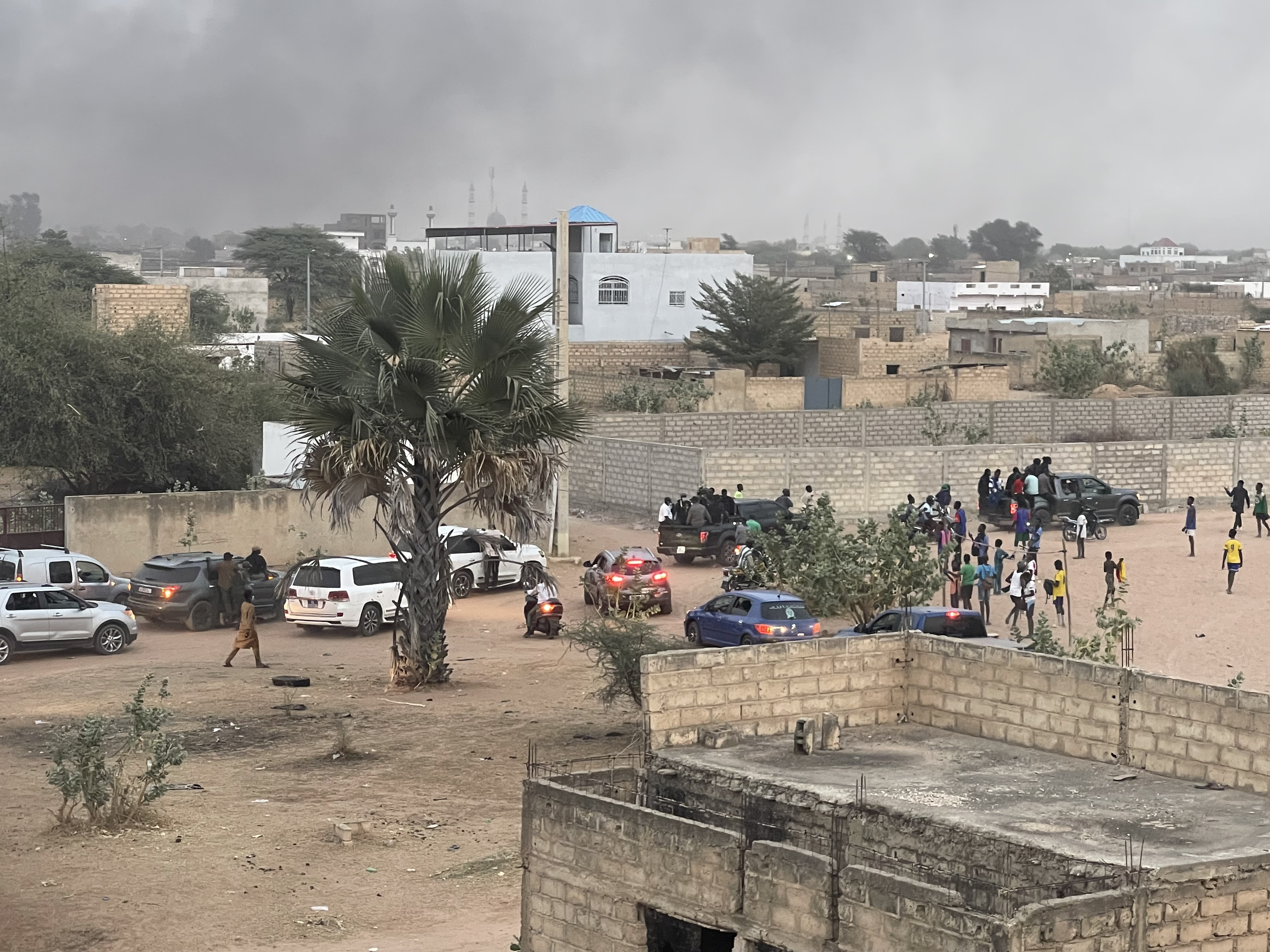 IMAGES / MBACKÉ - Pour rejoindre ses militants, Sonko emprunte les routes détournées et sablonneuses du quartier Héliport 