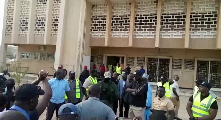 Ça chauffe encore à la mairie de Kaolack : Un agent municipal blessé et évacué aux urgences... Serigne Mboup hué par les travailleurs.