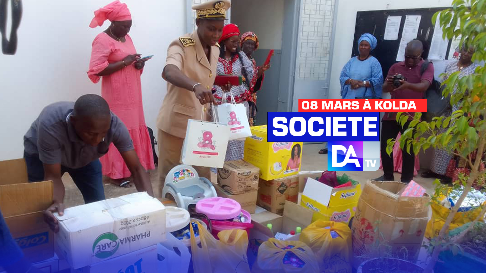 08 mars à Kolda : l’adjointe du gouverneur chargée du développement, Marième Pouye Hanne et ses partenaires accompagnent les détenues de la maison d’arrêt et de correction (MAC).