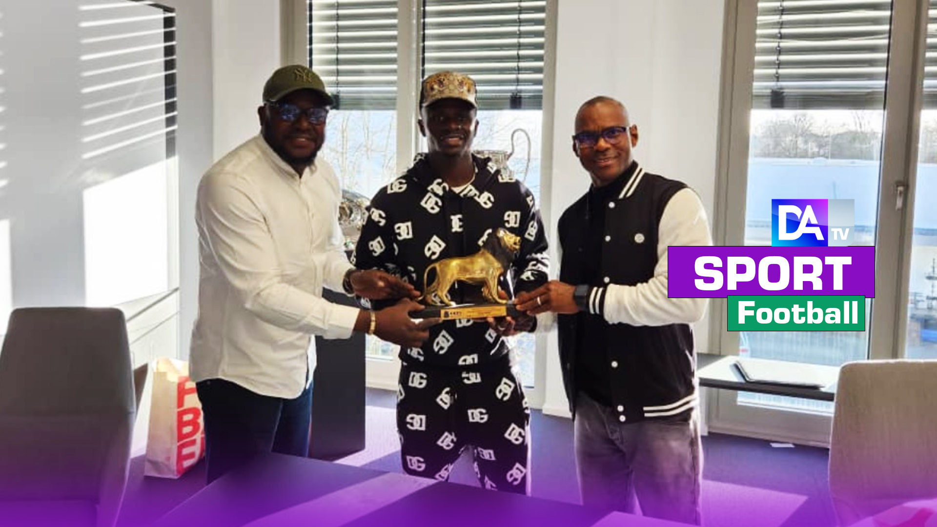 Football : Sadio Mané a reçu son trophée de meilleur joueur de l’année, des mains du président de l’ANPS…