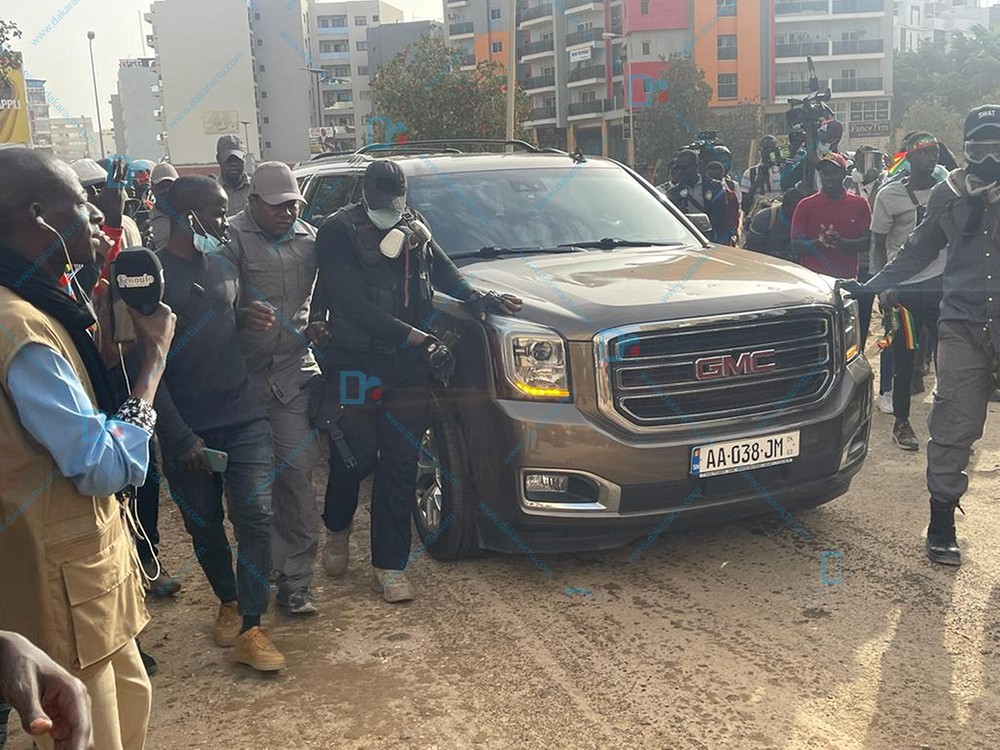 Procès en diffamation: Ousmane Sonko a quitté son domicile pour le tribunal