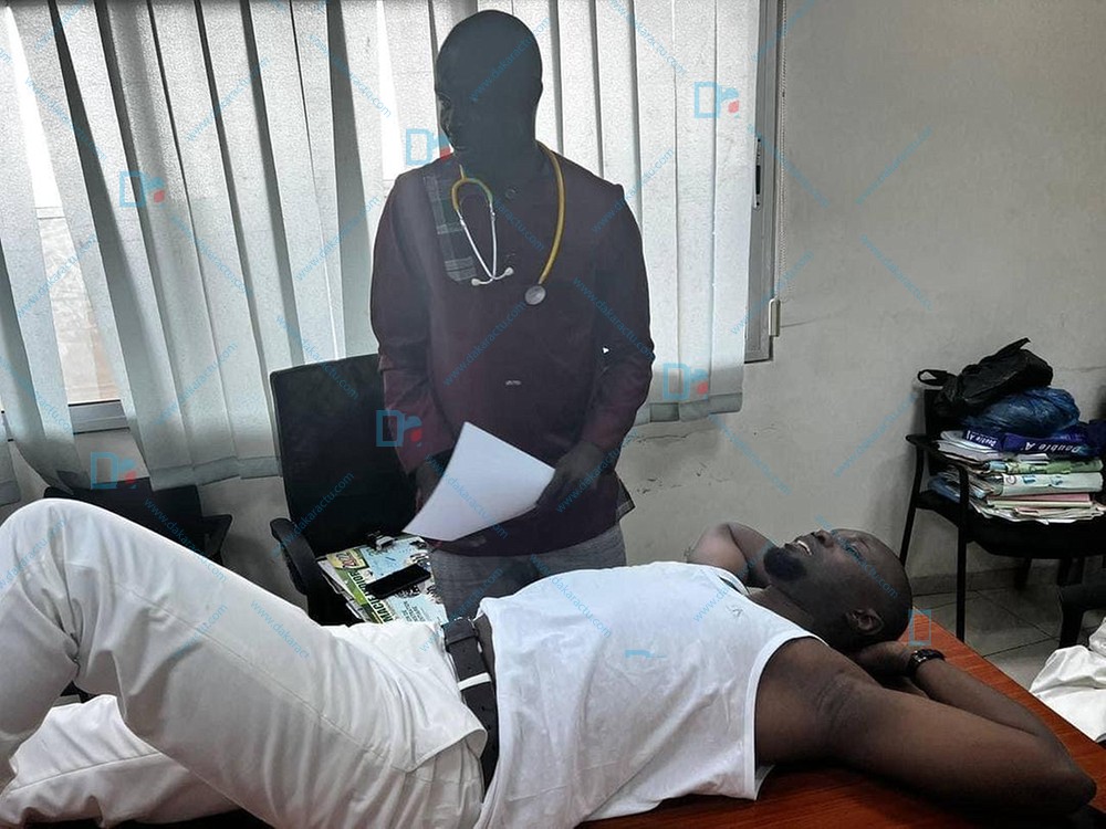 ( IMAGES ) Ousmane Sonko et son avocat Ciré Clédor Ly consultés par un médecin