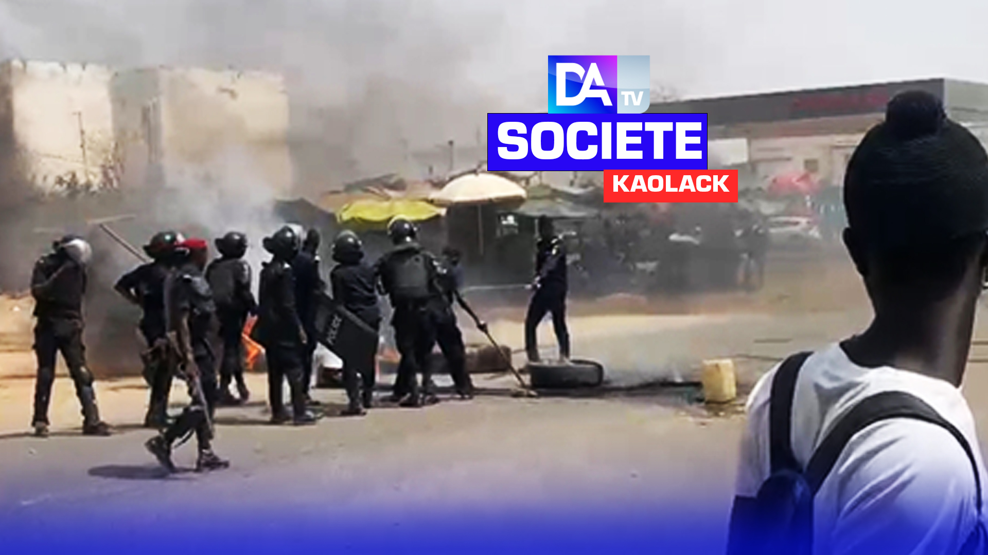 Kaolack : Des manifestants brûlent des pneus sur la route de l'ancienne gare routière de Nioro.