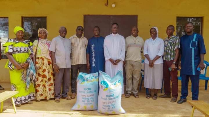 Carême : le Maire de Kédougou fait un don de sucre à la communauté catholique