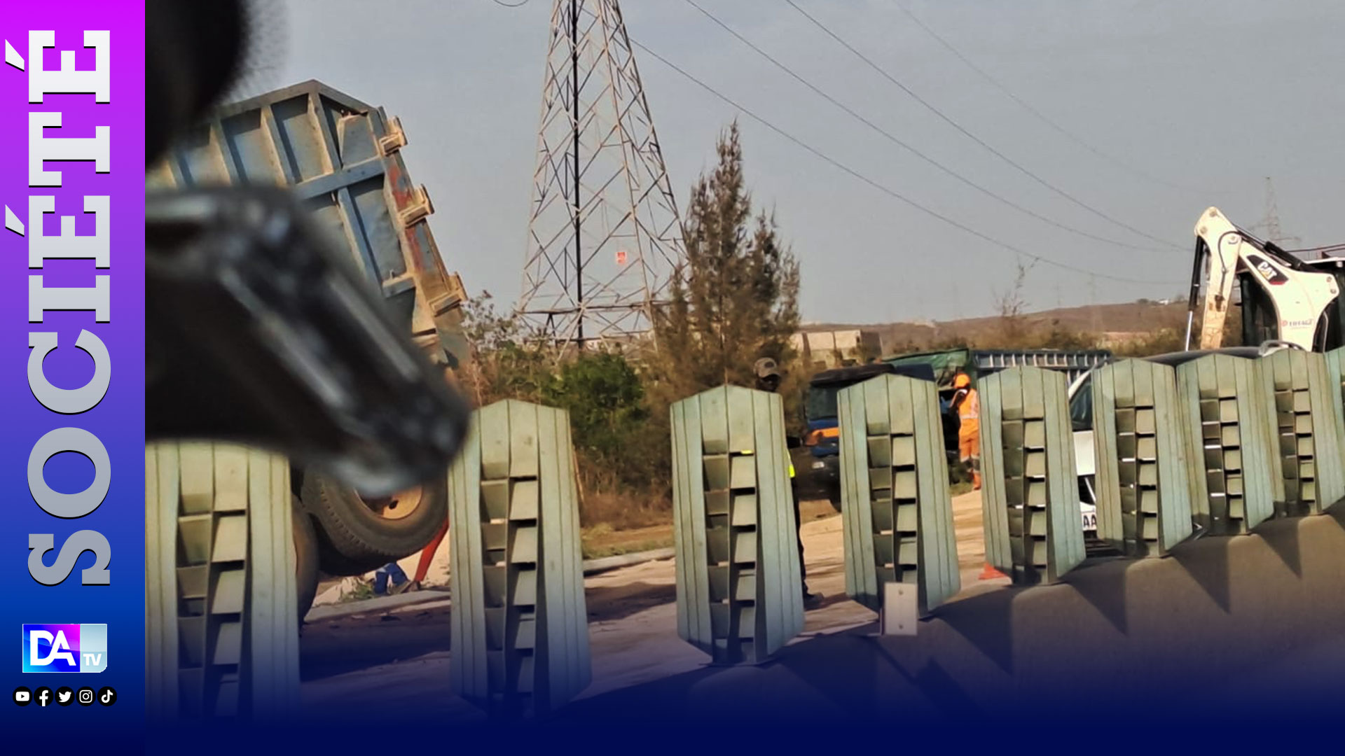 Autoroute sens AIBD-Dakar: un camion chargé de phosphate s’est renversé occasionnant un bouchon monstre