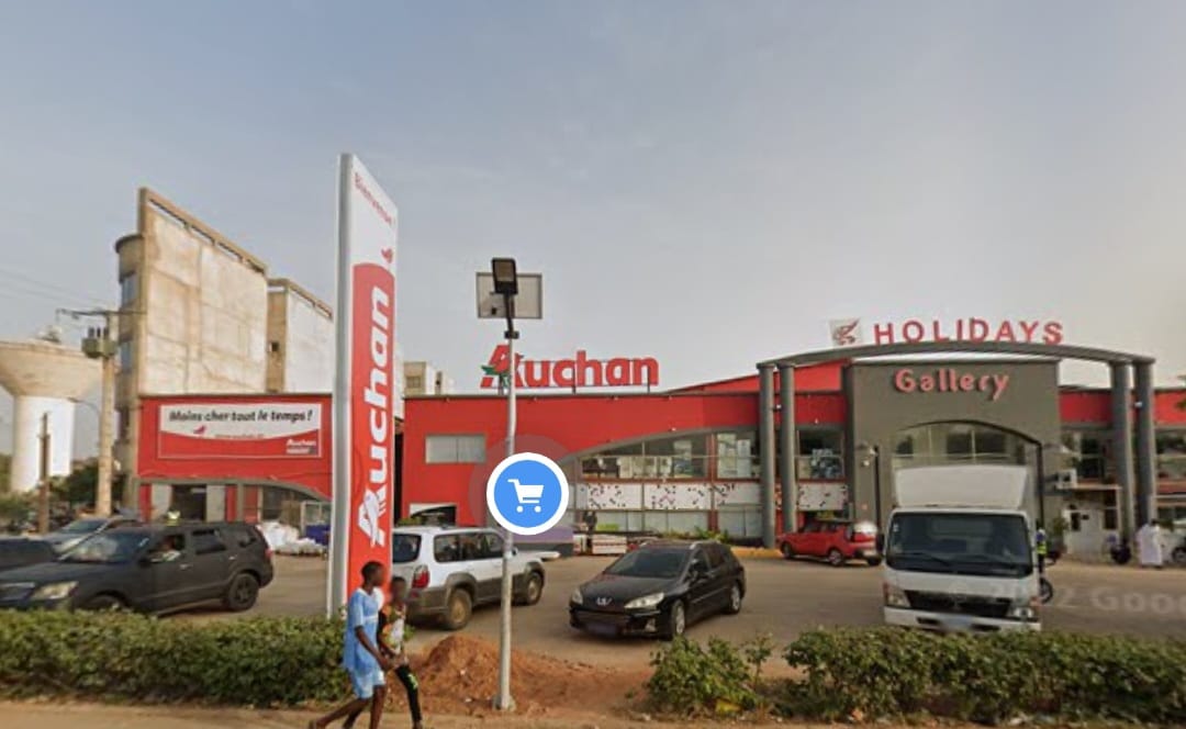 Saly/ Insolite : Comment Auchan essaye de se barricader en utilisant des conteneurs ( images)