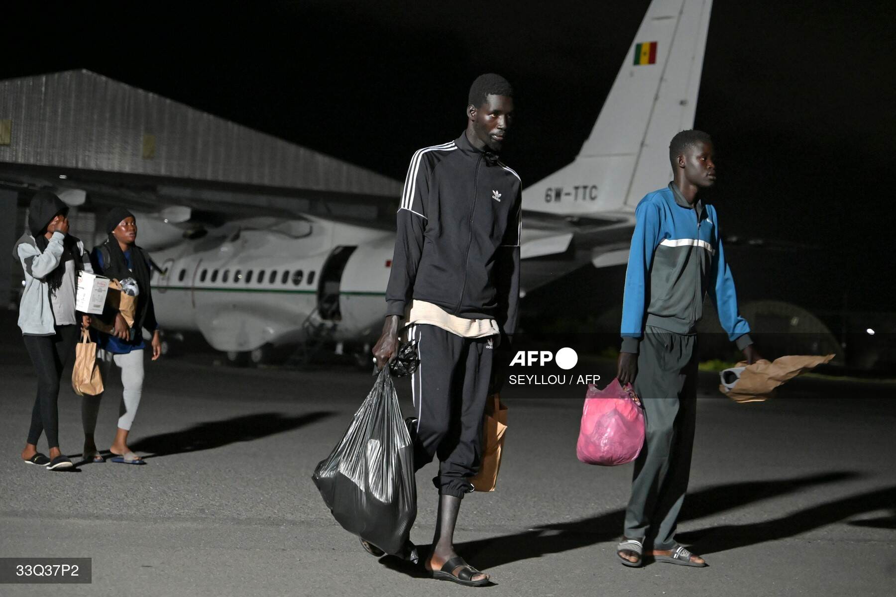 Arrêt sur image: Des migrants rapatriés de Dakhla foulent le tarmac de l’aéroport militaire de Yoff