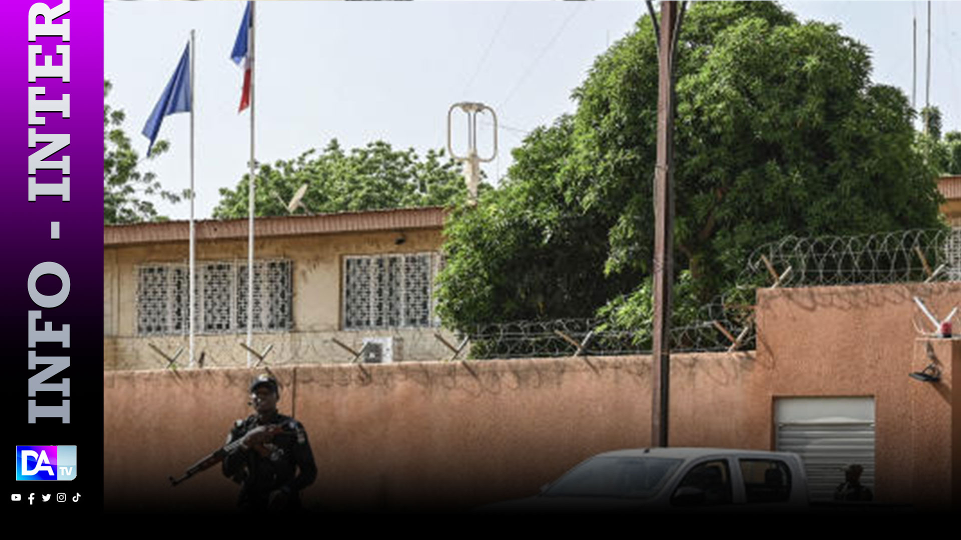 Niger: l'ambassadeur de France "pris en otage", affirme Macron