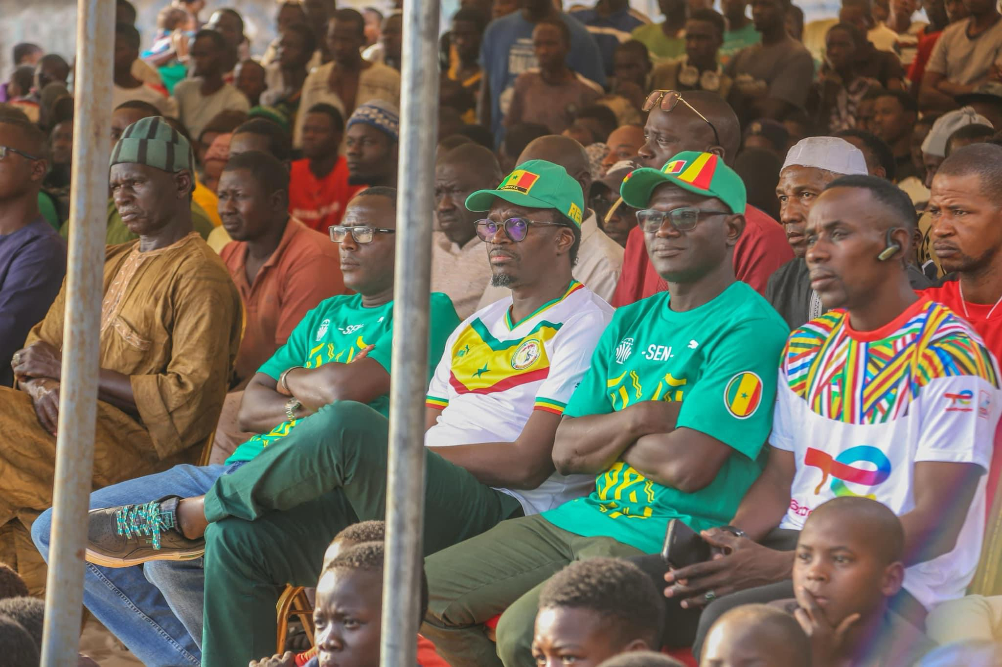 Fanzone à Tamba : Mamadou Kassé en communion avec la jeunesse, éclate de joie après la qualification des Lions en 8e !