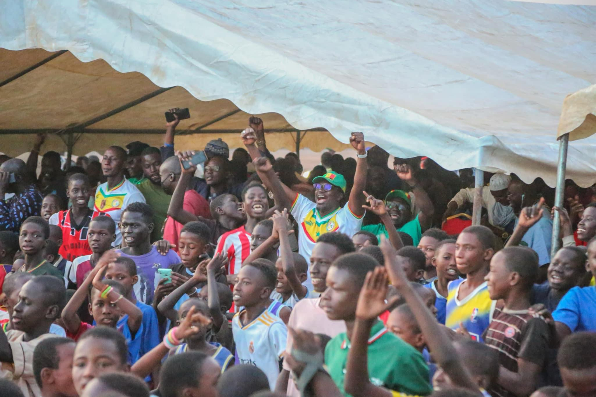 Fanzone à Tamba : Mamadou Kassé en communion avec la jeunesse, éclate de joie après la qualification des Lions en 8e !