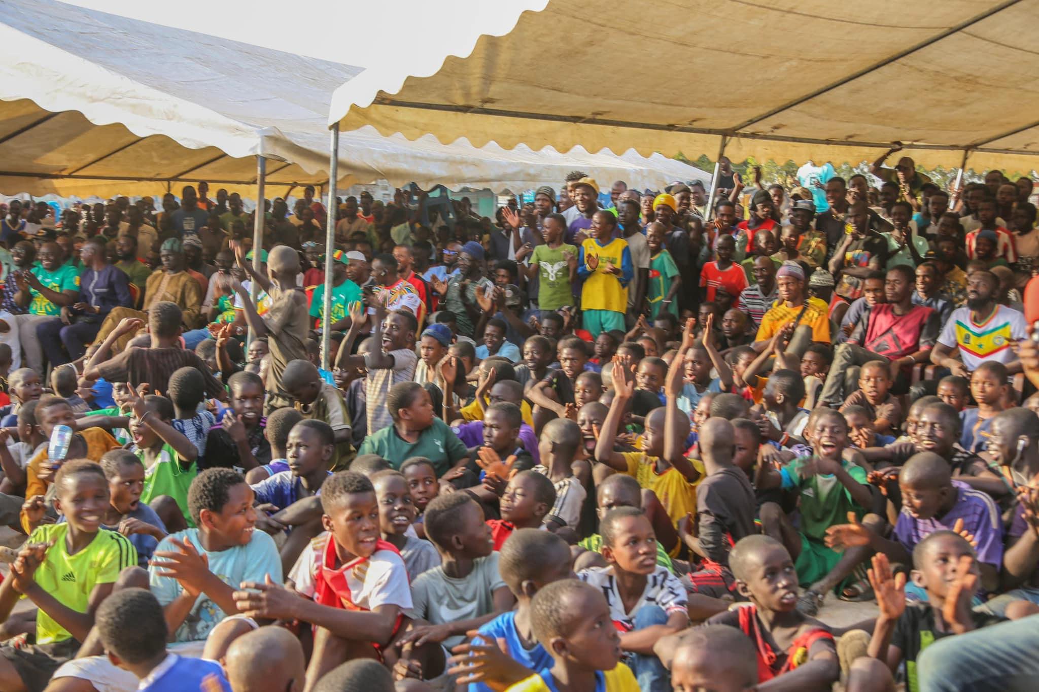Fanzone à Tamba : Mamadou Kassé en communion avec la jeunesse, éclate de joie après la qualification des Lions en 8e !