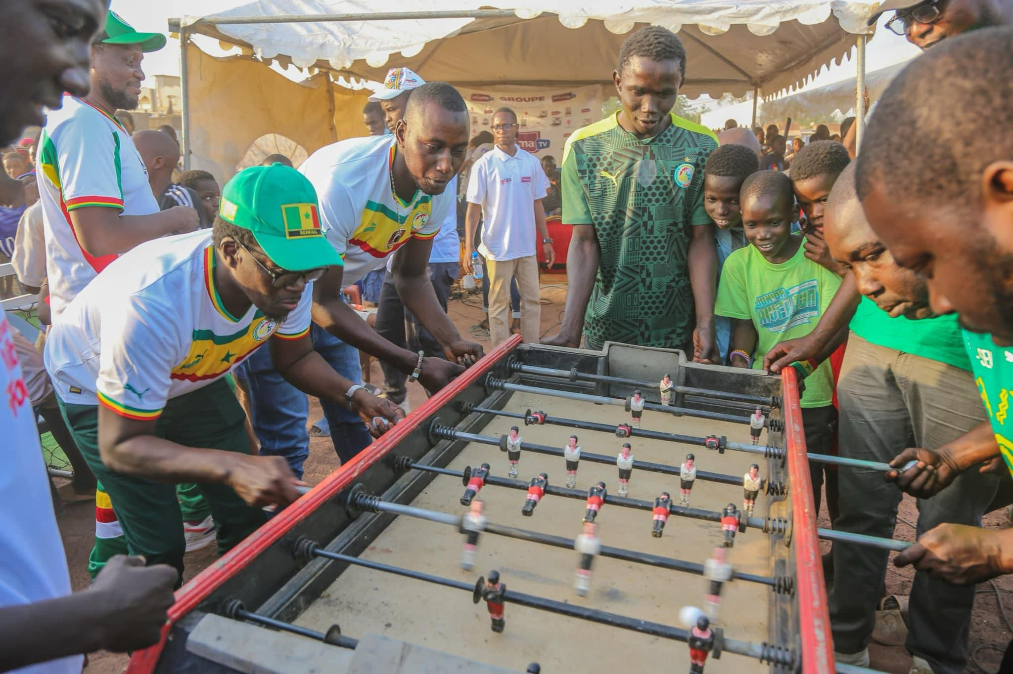 Fanzone à Tamba : Mamadou Kassé en communion avec la jeunesse, éclate de joie après la qualification des Lions en 8e !
