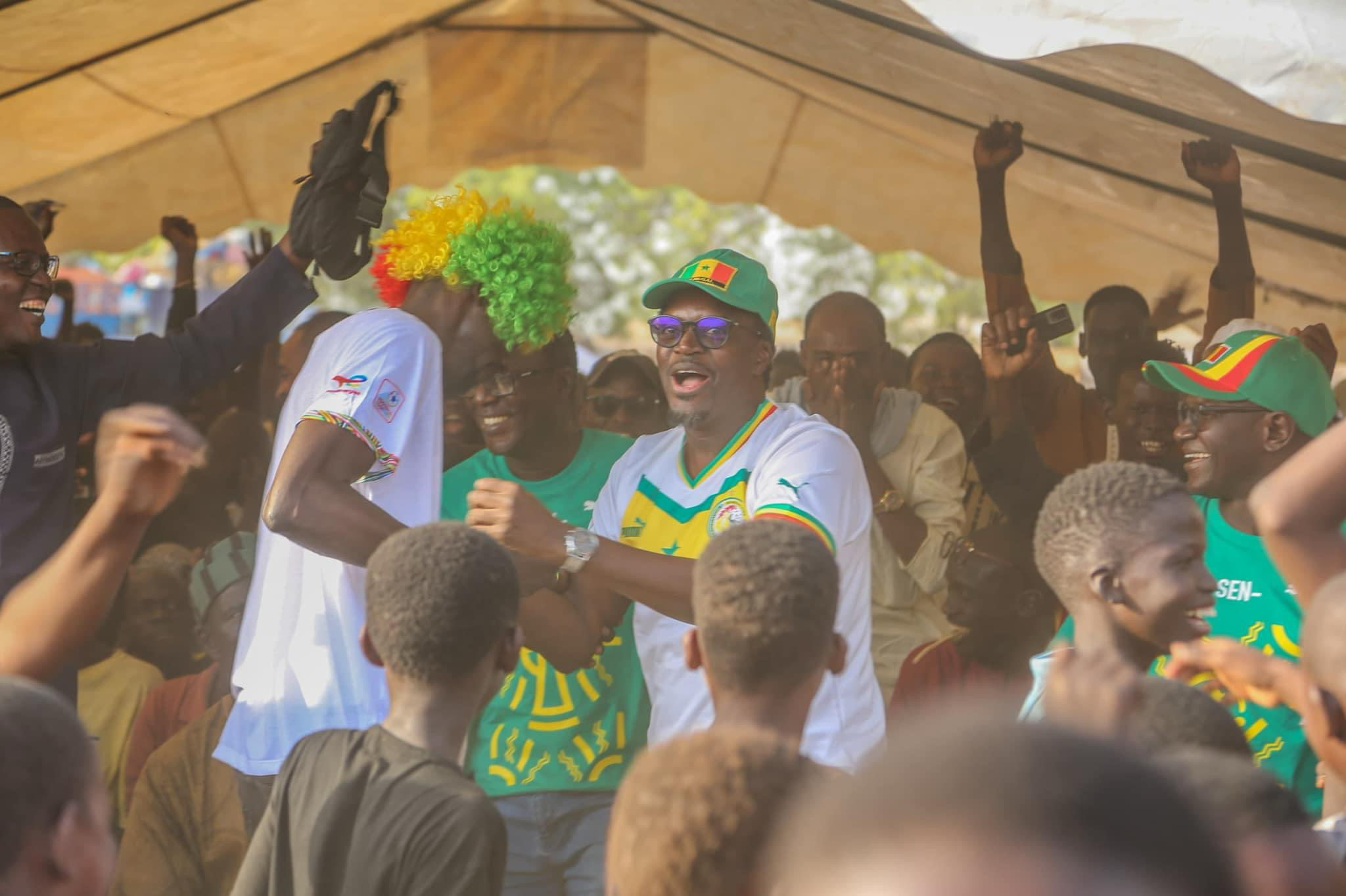 Fanzone à Tamba : Mamadou Kassé en communion avec la jeunesse, éclate de joie après la qualification des Lions en 8e !