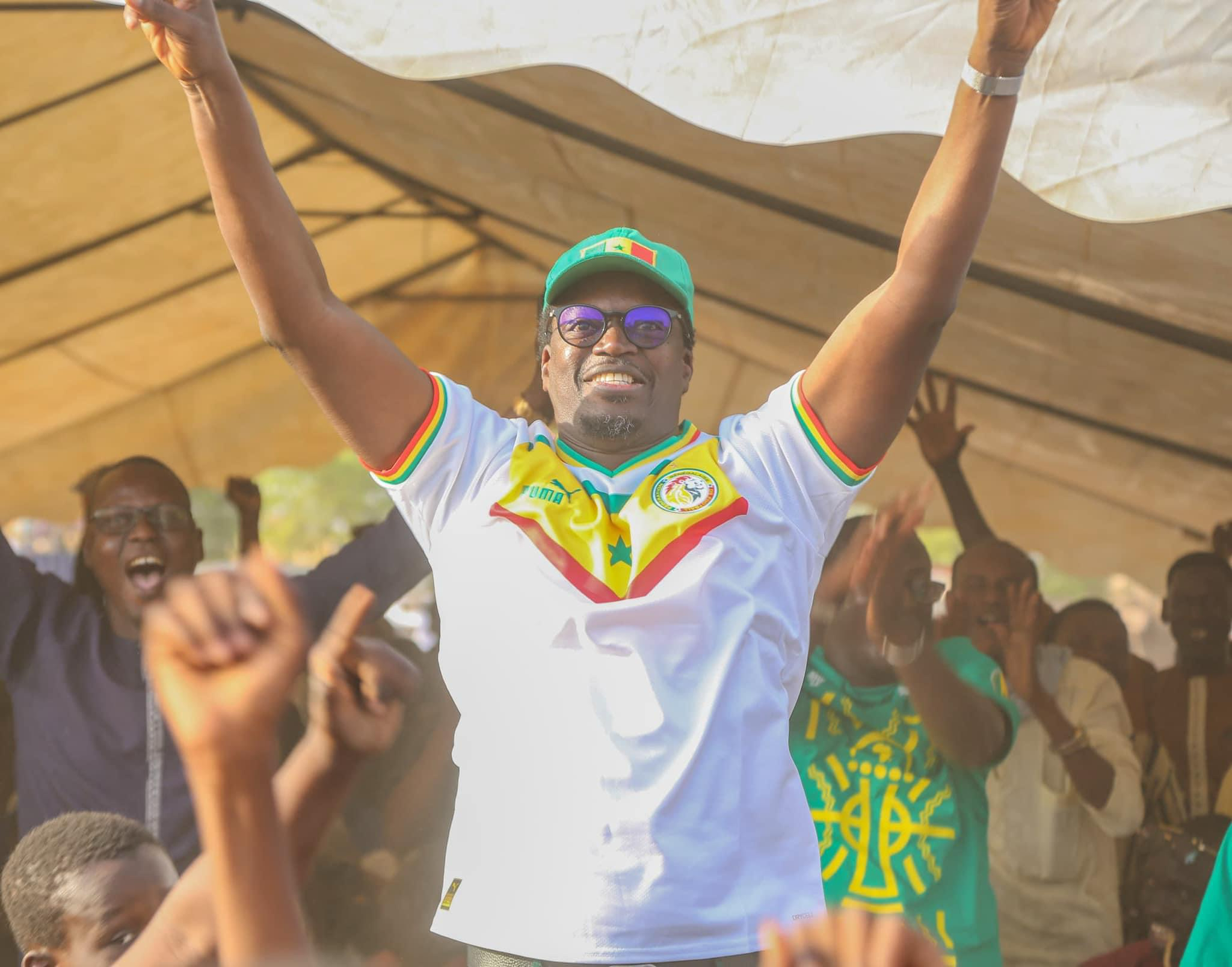 Fanzone à Tamba : Mamadou Kassé en communion avec la jeunesse, éclate de joie après la qualification des Lions en 8e !