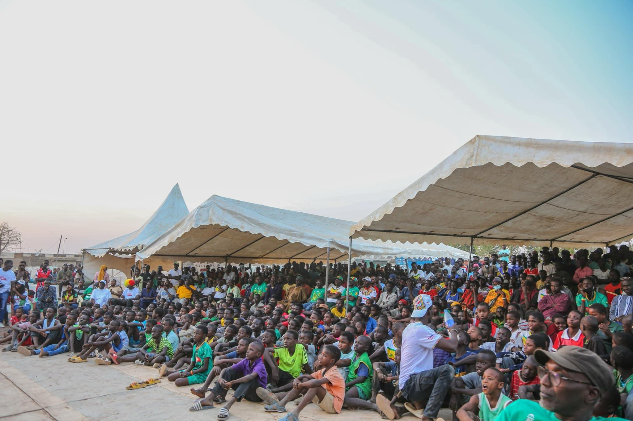 Fanzone à Tamba : Mamadou Kassé en communion avec la jeunesse, éclate de joie après la qualification des Lions en 8e !