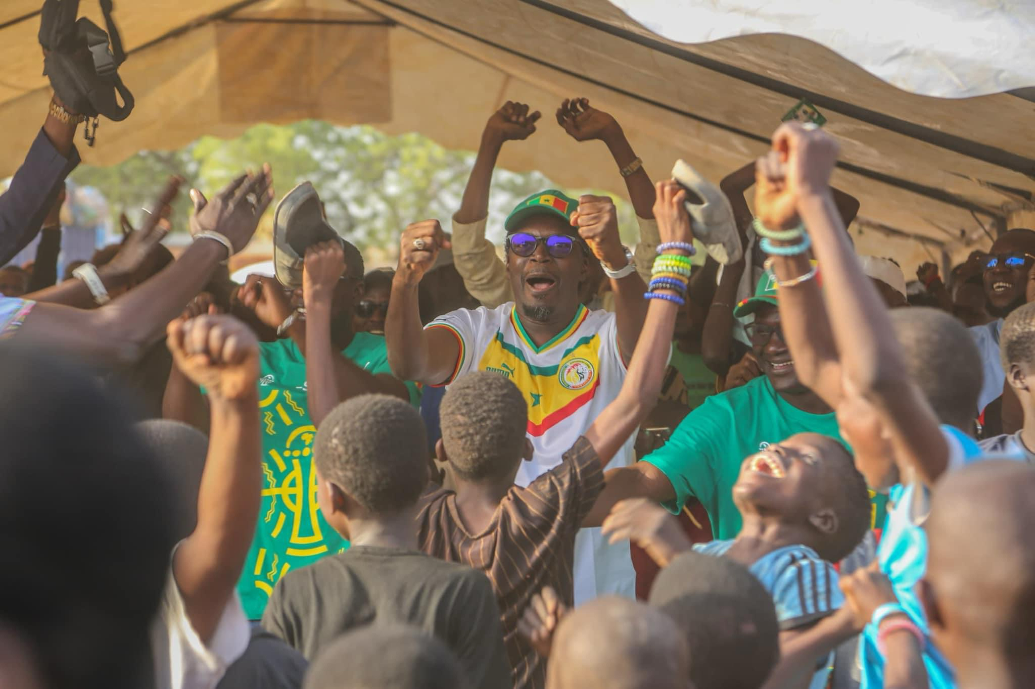 Fanzone à Tamba : Mamadou Kassé en communion avec la jeunesse, éclate de joie après la qualification des Lions en 8e !