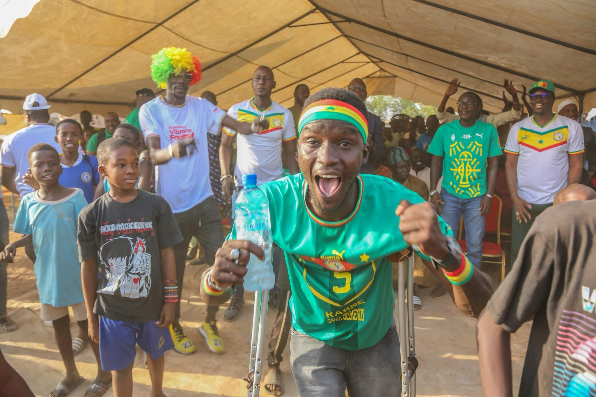 Fanzone à Tamba : Mamadou Kassé en communion avec la jeunesse, éclate de joie après la qualification des Lions en 8e !
