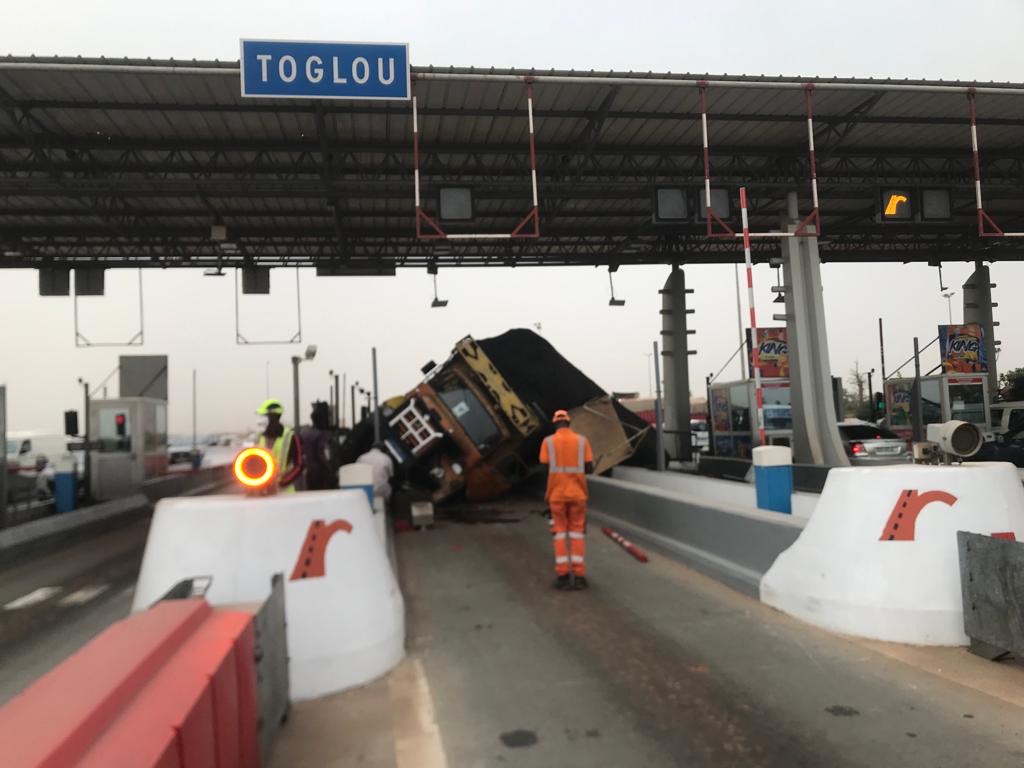 Autoroute à péage : Un camion poids lourd s'est renversé à hauteur de Sébikhotane