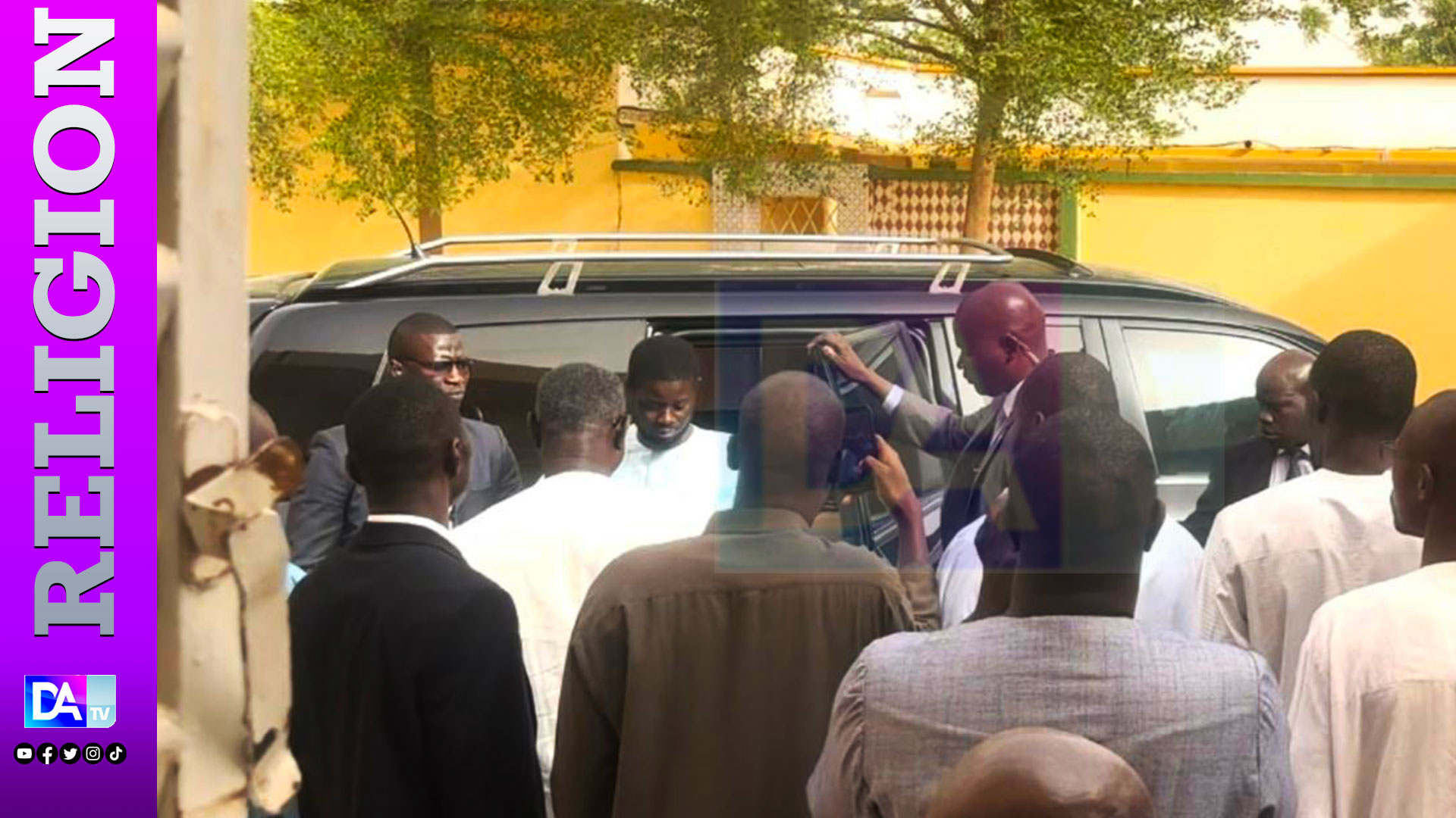 TOUBA- Les premières images du Chef de l’Etat dans la cité … Le fils de Ndiaganiao dans la résidence du Khalife, pieds nus …