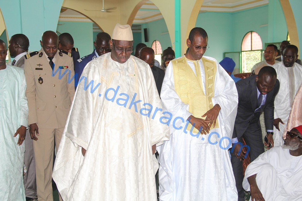 Macky Sall a prié à la mosquée de Liberté VI : « Depuis 1976 que cette mosquée existe, l’Etat n’a jamais rien fait! » Chérif Mamine Aïdara  ( images )