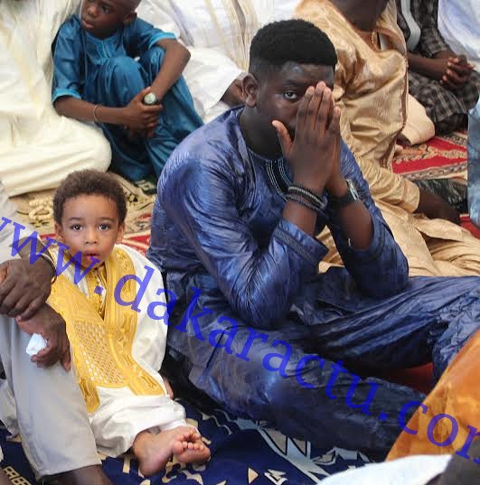 Aïd El Fitr : Nelson Mandela Ndour, le fils de Youssou Ndour, en compagnie de son aîné Ségui, à la mosquée Mazalikoul Jinnan