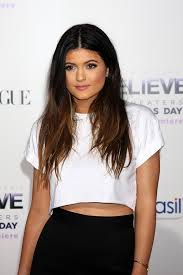 Kylie Jenner et ses lèvres font encore scandale à cause du #KylieJennerChallenge !