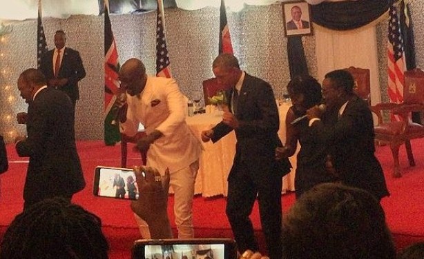 Au Kenya, Obama esquisse des pas de danse