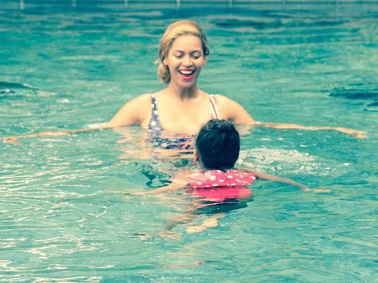 Beyoncé joue les profs de natation pour sa fille Blue Ivy